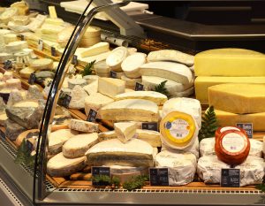 Montra de queijos numa loja La Provencale
